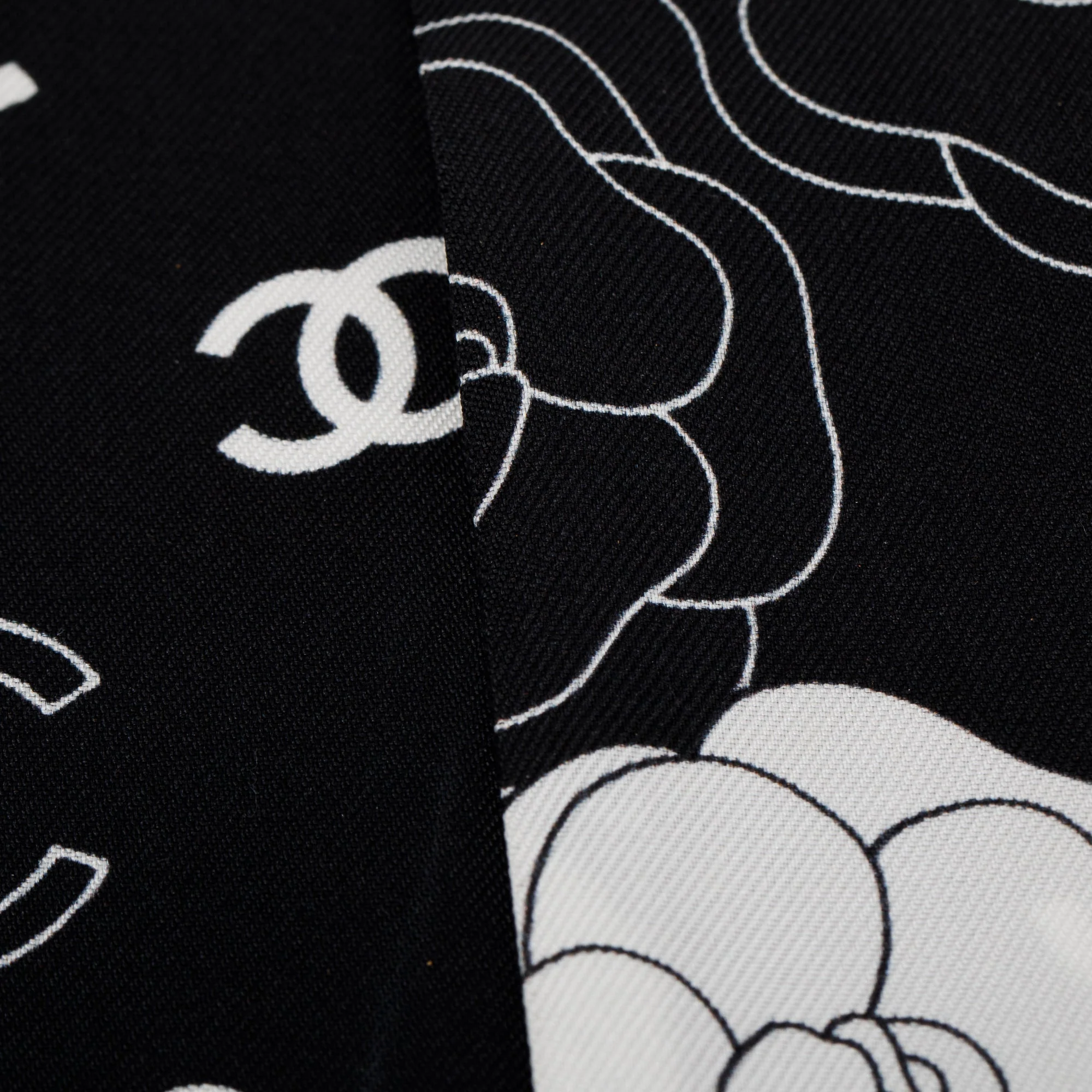 Chanel 2023 Black/White Printed Silk Twill Slim Bandeau w/ Box & Receipt - Image 3